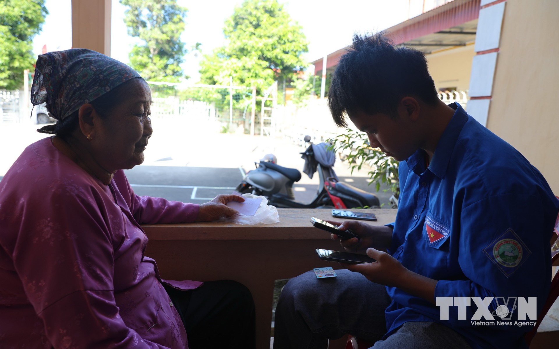 Thành viên các tổ công tác hỗ trợ người dân mọi lúc, mọi nơi. (Ảnh: Khiếu Tư/TTXVN)